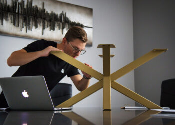 Kovová podnož premium zlatá