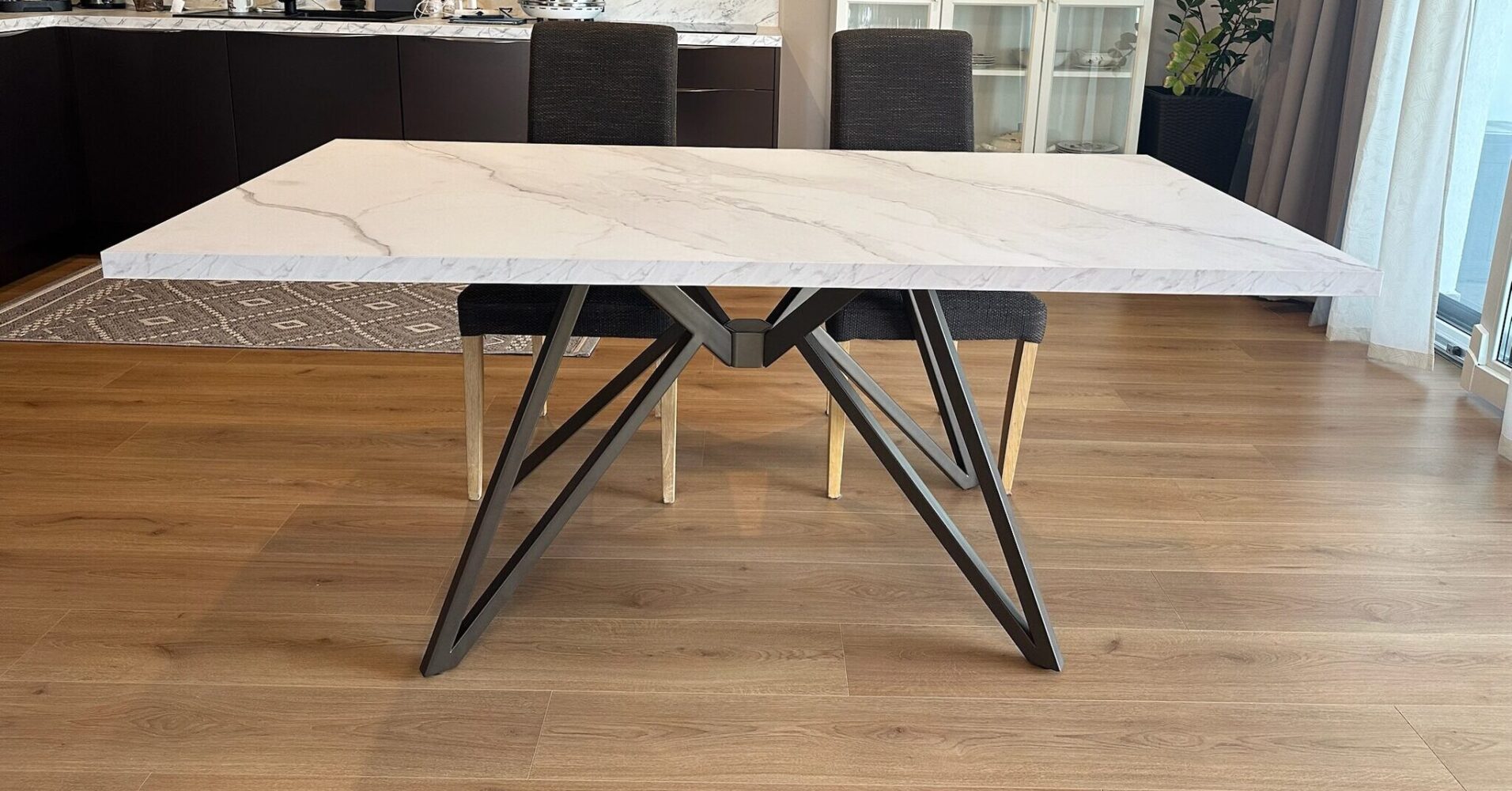 Jedálenský stôl mramorový vzhľad, kovová podnož čierna