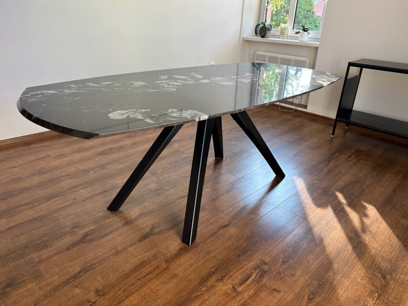 Jedálenský stôl drevený, kovová podnož čierna