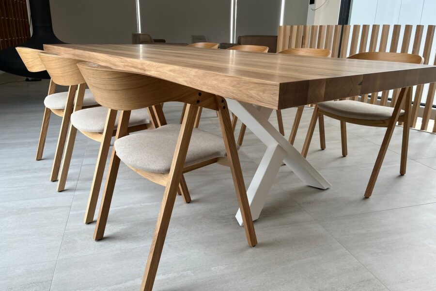 Jedálenský stôl drevený, kovová podnož biela